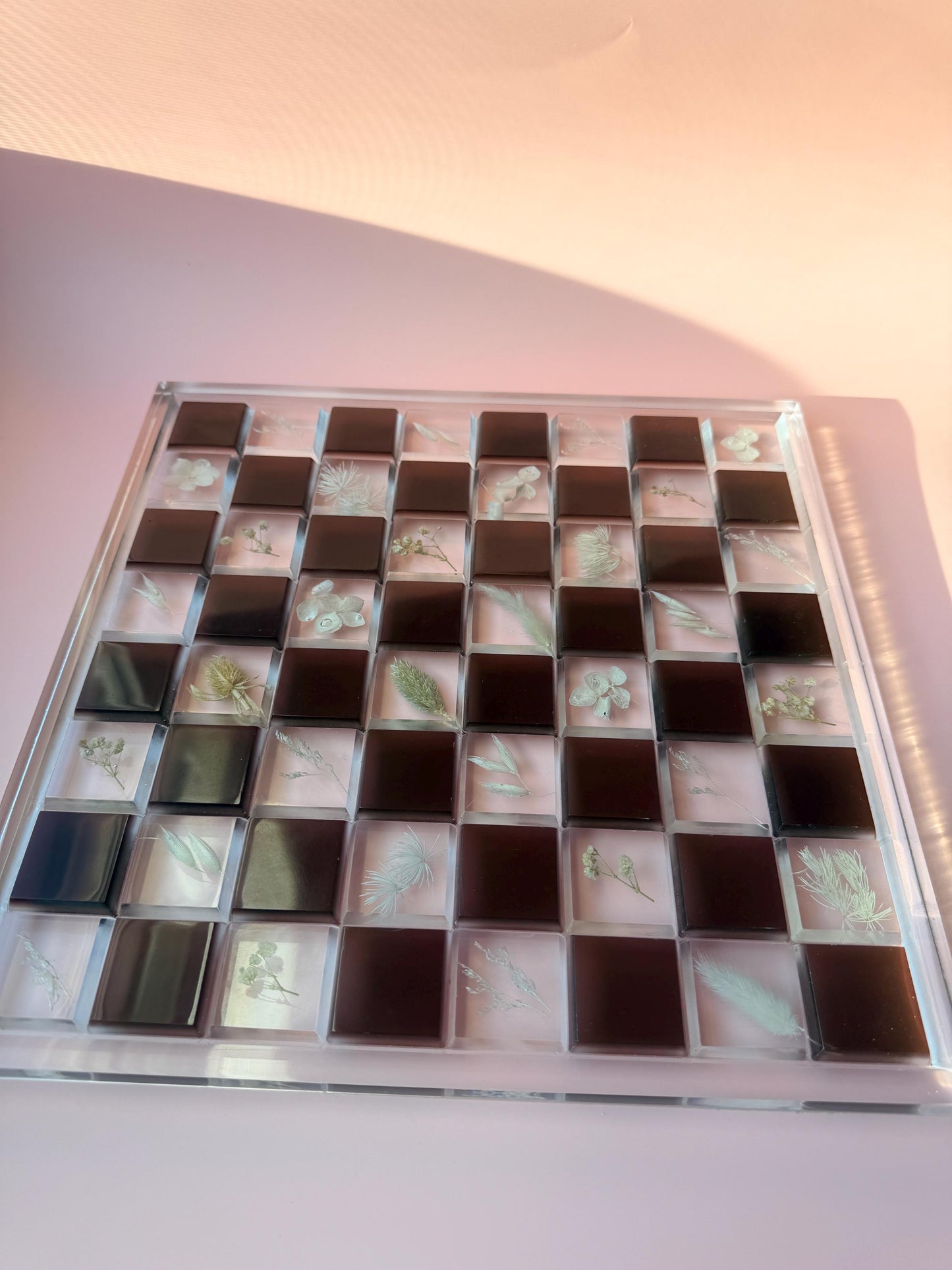 Custom Resin Chess Set with Dried Flowers – Modern Botanical Board, Elegant Decor
